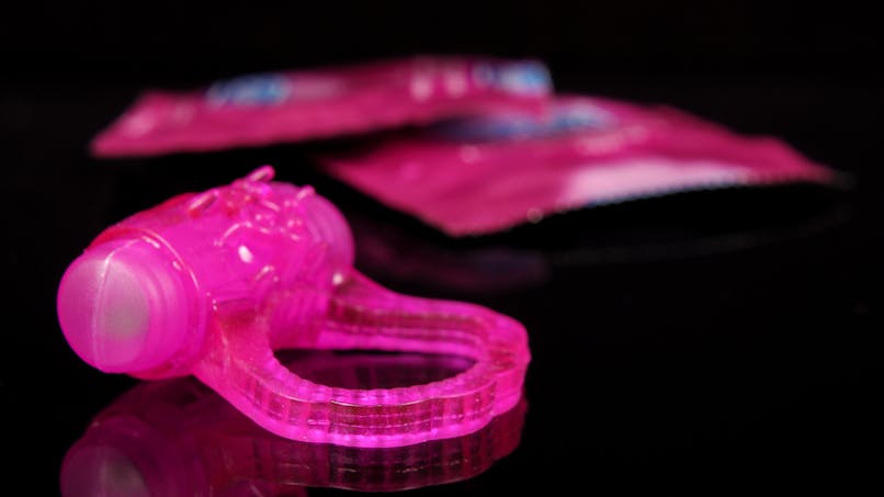 Le cockring, ou anneau pénien, est l'un des jouets sexuels masculines les plus populaires aujourd'hui. 