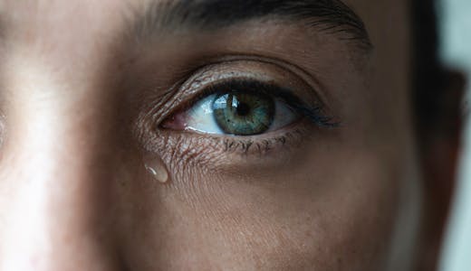 Œil qui pleure : quelles sont les causes de ce larmoiement ?