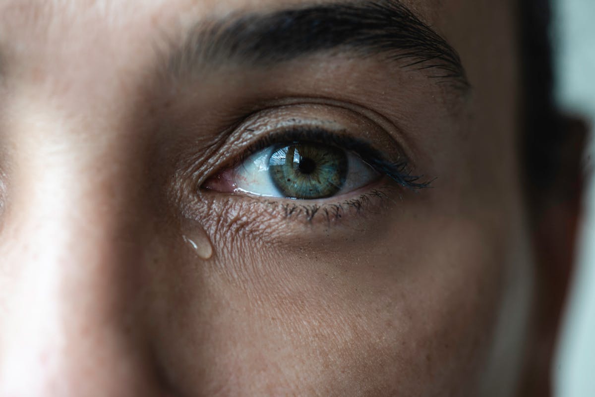 Yeux qui pleurent : d'où vient ce larmoiement ? | Santé Magazine