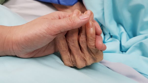 Euthanasie : le difficile débat sur l’aide active à mourir