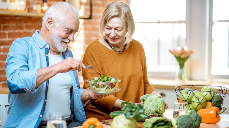 alimentation-couple-personnes-agees-seniors-salade-fruits-legumes