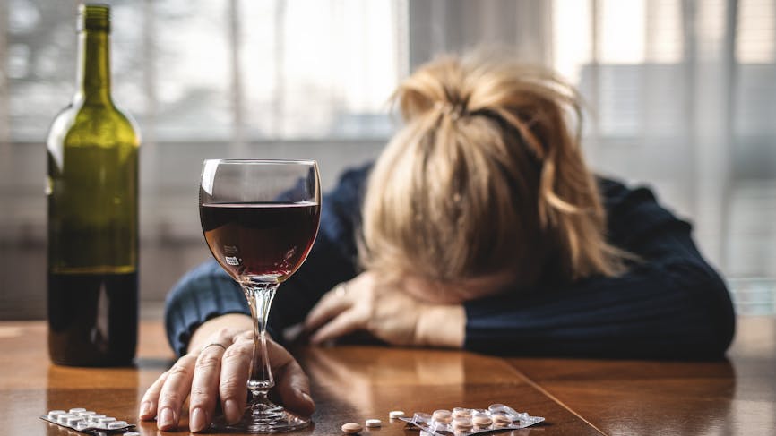 alcool-vin-antidepresseurs-medicaments-femme-deprime-depression