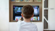 Les enfants de 2 ans passent près d’1 h par jour sur les écrans selon Santé publique France