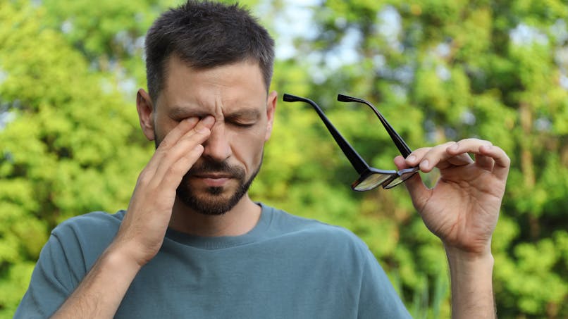 Homme qui se frotte les yeux à cause des pollens, conjonctivite allergique