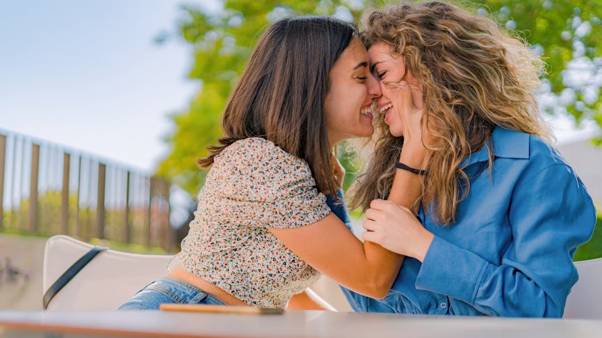 La bisexualité est le fait d'éprouver de l'attirance sexuelle ou des sentiments amoureux pour plus d'un sexe ou genre.