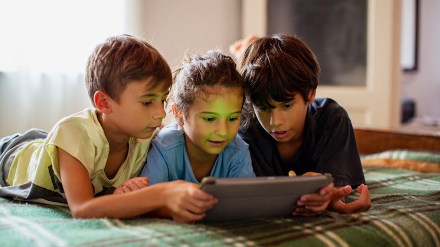 Apple a présenté des fonctions dédiées à améliorer la santé visuelle des enfants.