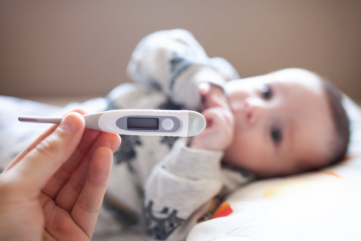 Fièvre du bébé : quand faut-il s'inquiéter ? | Santé Magazine