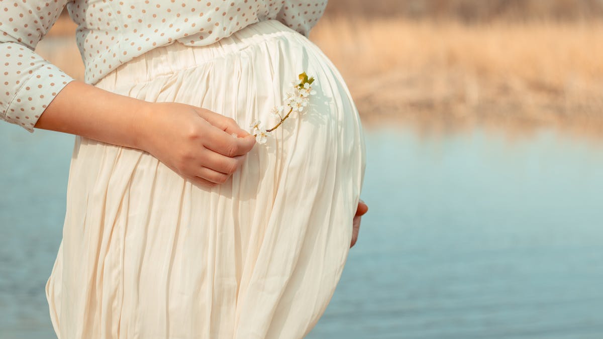 Ventre de la femme enceinte : quelle évolution pendant la grossesse ?