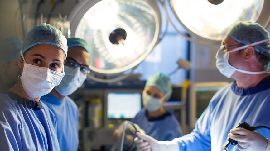 Une équipe médicale réalise une endosleeve