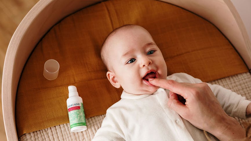 Bébé : soulager les symptômes des poussées dentaires.
