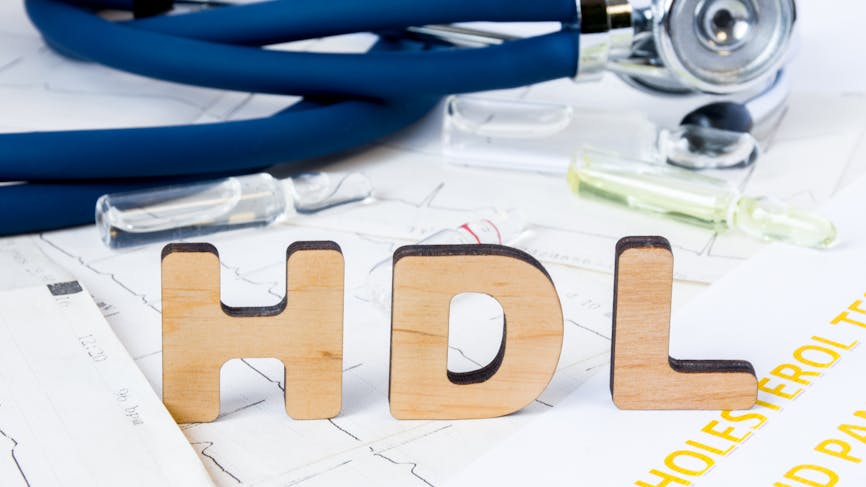  mot HDL en lettre de bois sur une bande d' ECG avec un stetoscope