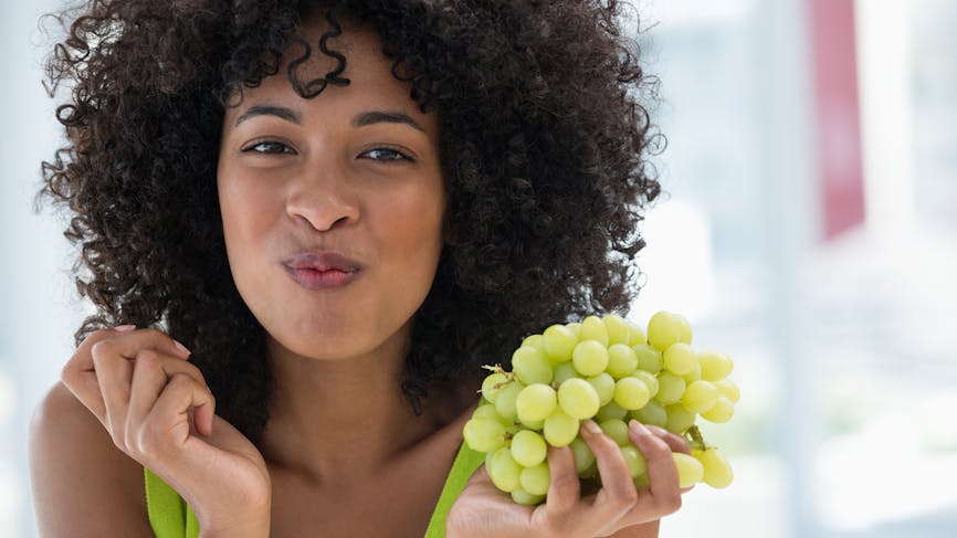 Femme mange raisin bienfaits santé