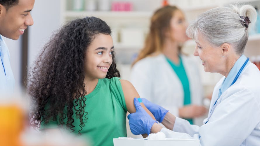 Pharmaciens, sages-femmes et infirmiers peuvent désormais prescrire tous les vaccins