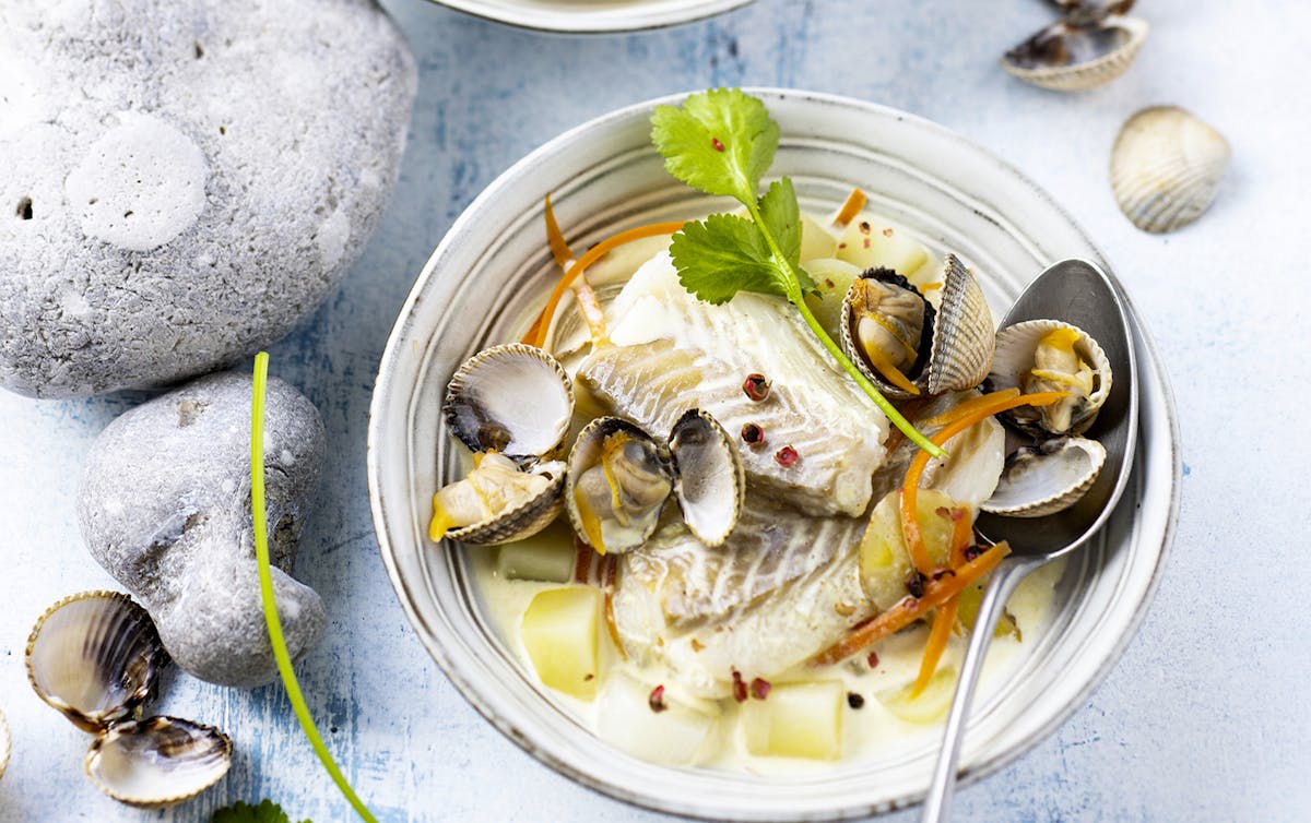 Recette Bouillon de cabillaud et coques au lait de coco Santé Magazine