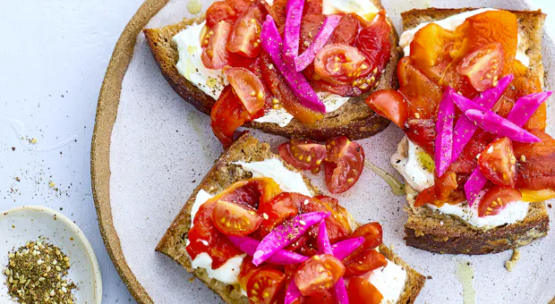 Tartines de labné purée de sésame et légumes rôtis