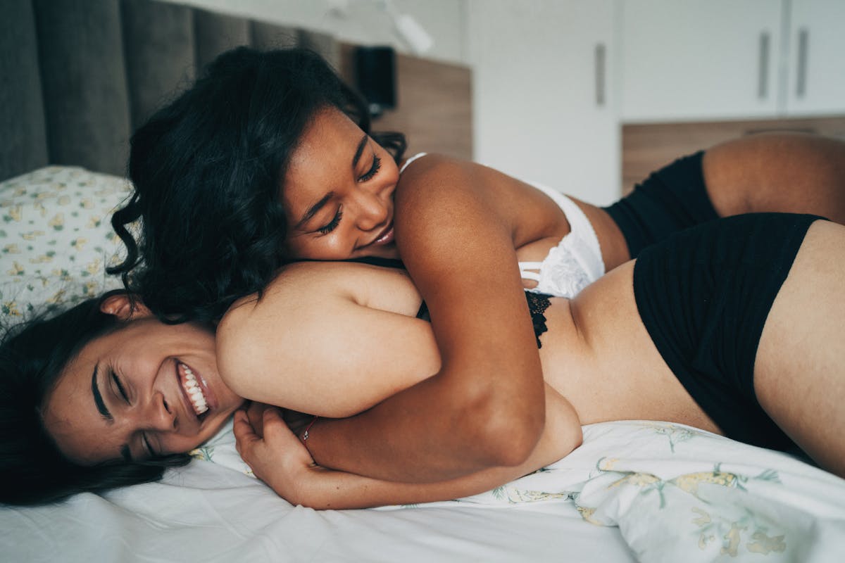 Kamasutra lesbien : quelles sont les meilleurs positions pour les couples  de femmes ? | Santé Magazine