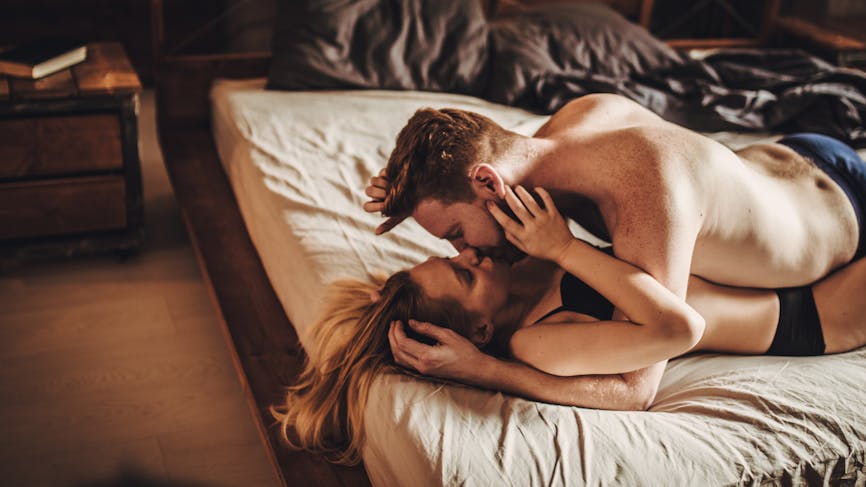 Un couple fait l'amour au lit