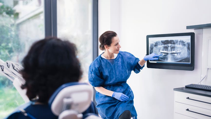 Une patiente passe une radiographie dentaire