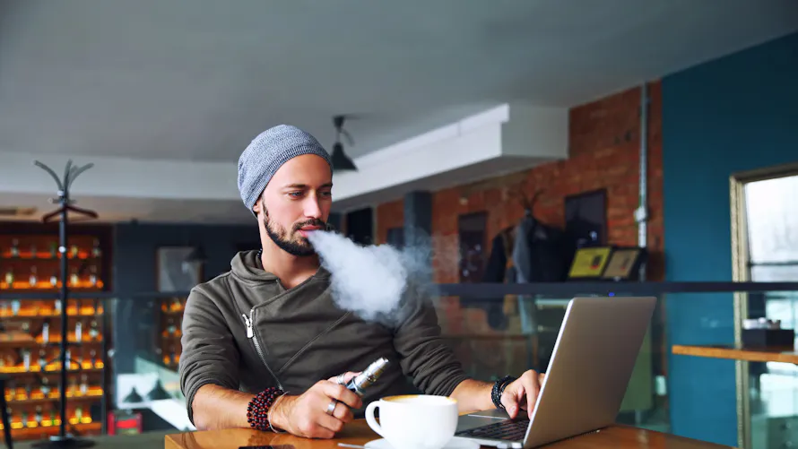 Savez-vous ce qu'est la langue du vapoteur ? | Sant Magazine Savez-vous ce qu'est la langue du vapoteur ? | Sant Magazine