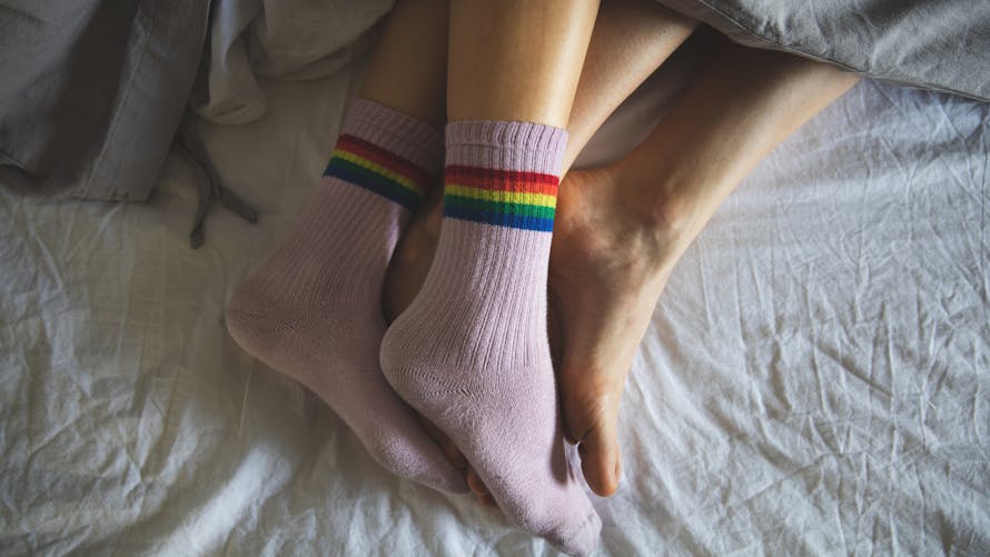 Bébé enlève ses online chaussettes