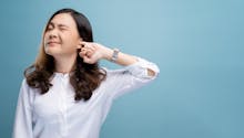 Eczéma, psoriasis, allergie… Comment expliquer les démangeaisons de l’oreille ?