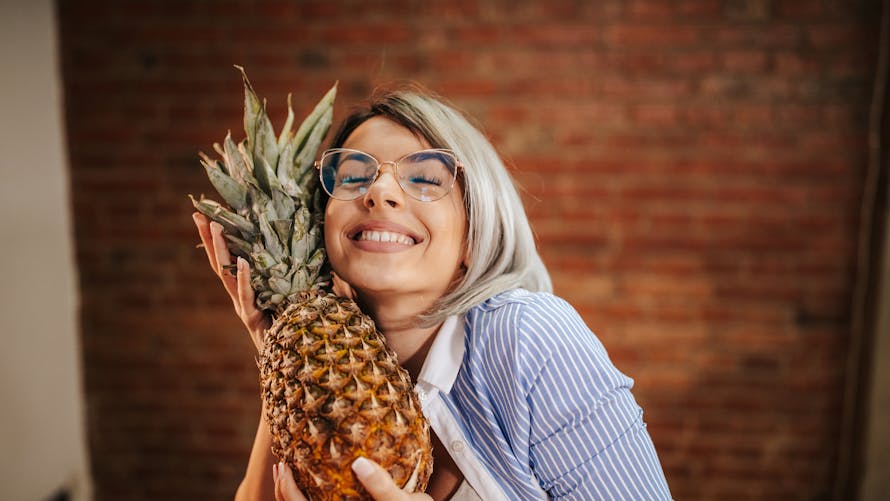 Une femme qui aime l'ananas