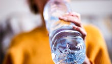 L’eau en bouteille contiendrait 100 fois plus de particules de plastique que ce qu’on pensait