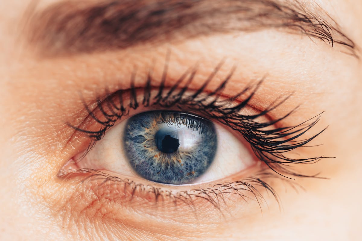 Changer la couleur des yeux est-il sécuritaire ? Kératopigmentation, un  regard