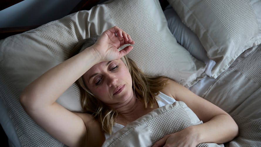 Une femme souffrant de fièvre dans son lit
