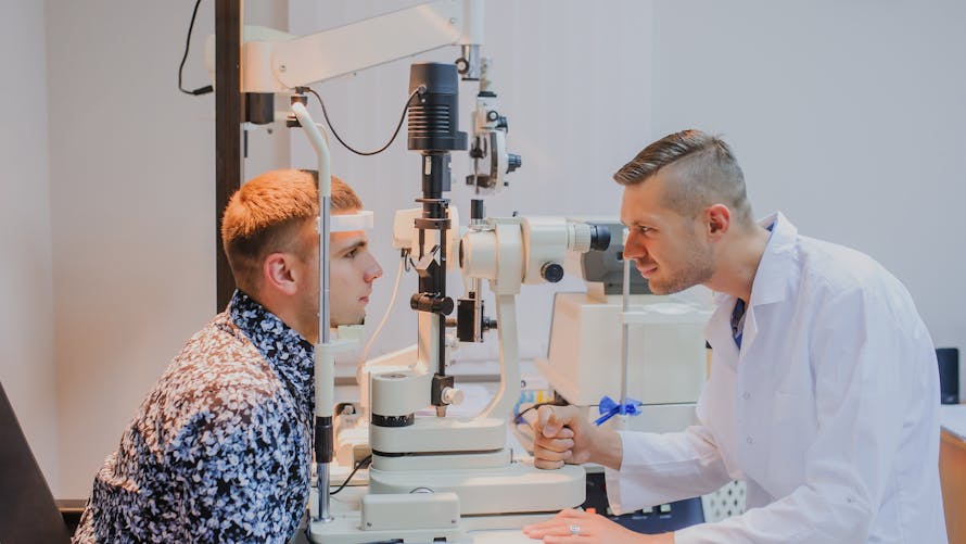 Ophtalmologue réalisant un fond d'oeil (examen médical)