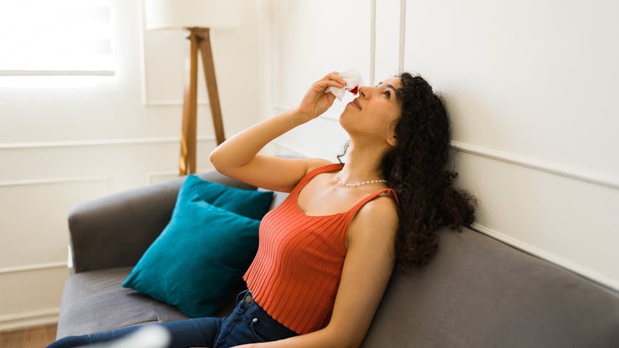 Pourquoi saigne-t-on du nez ? C'est grave ? | Santé Magazine