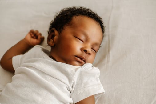 Bruit blanc pour endormir bébé : efficacité, risques, comment s’y prendre ?