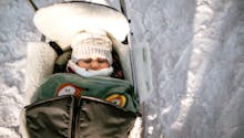 Sieste nordique : est-ce vraiment une bonne idée de laisser bébé dormir dehors ?