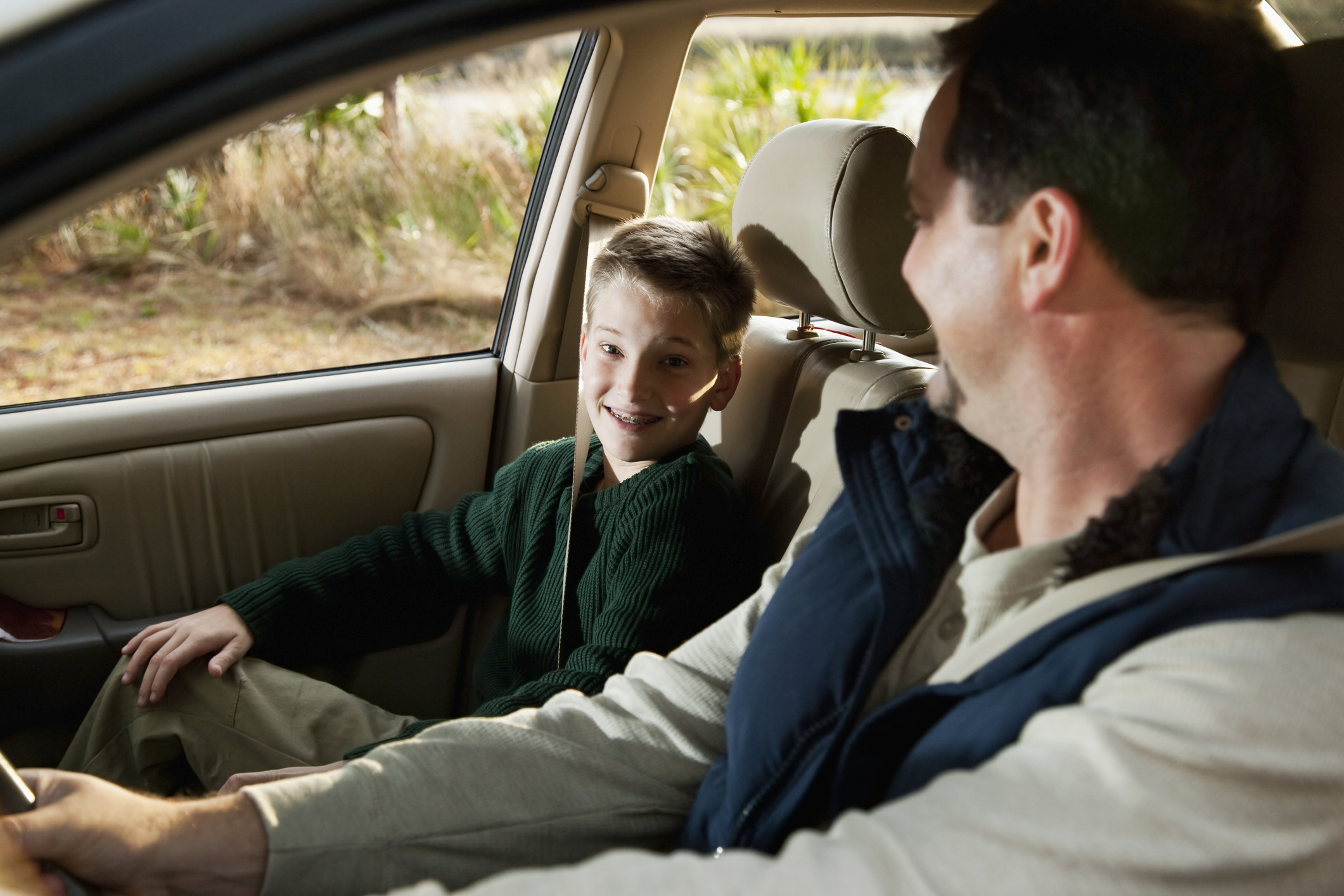 Enfant devant shop dans une voiture