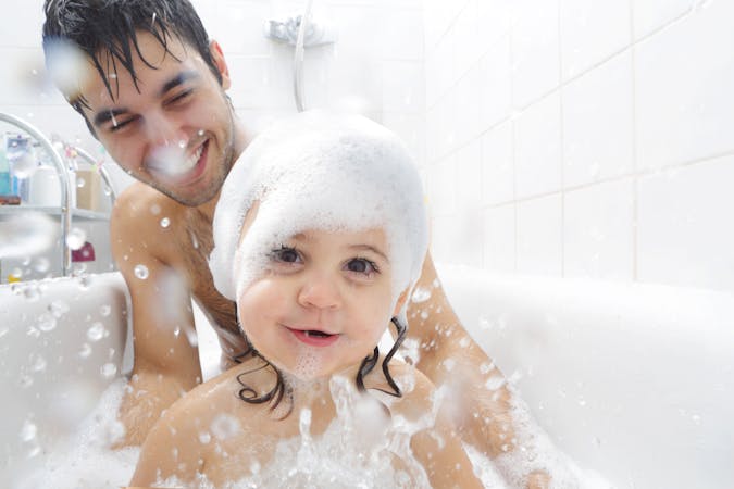 Jusqu’à quel âge un père peut-il laver sa fille ?