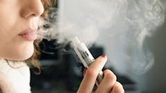 La cigarette électronique aurait un impact inattendu (et grave) sur la santé des femmes, selon une étude