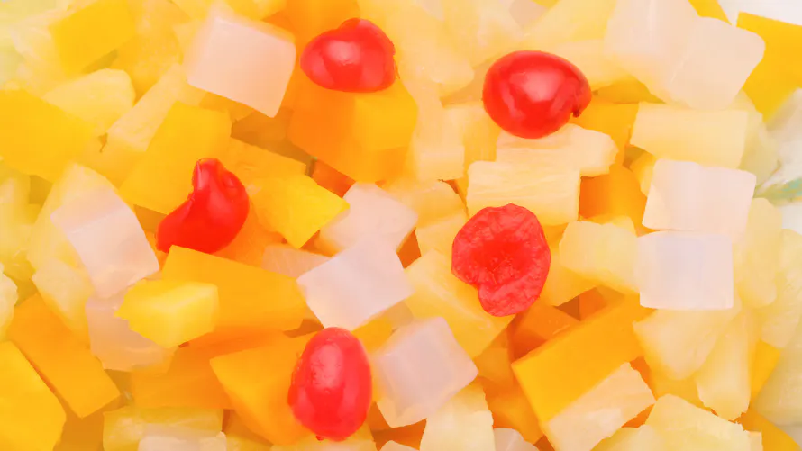 Des cerises colorées au E127 dans une salade de fruits
