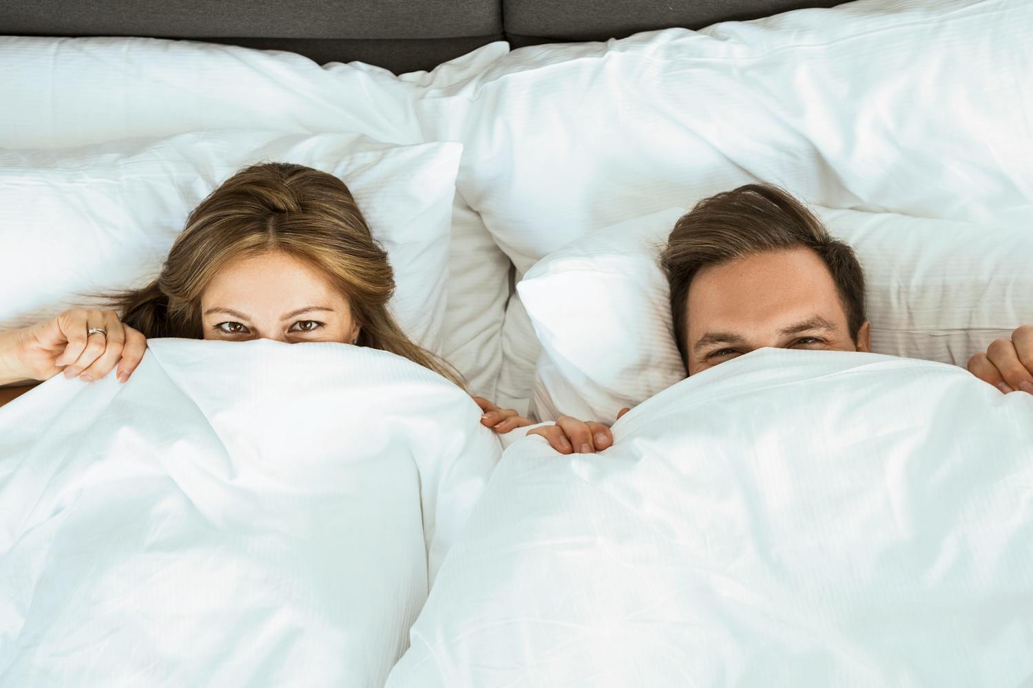 Sommeil scandinave : c'est quoi cette méthode pour dormir ensemble mais séparément ?