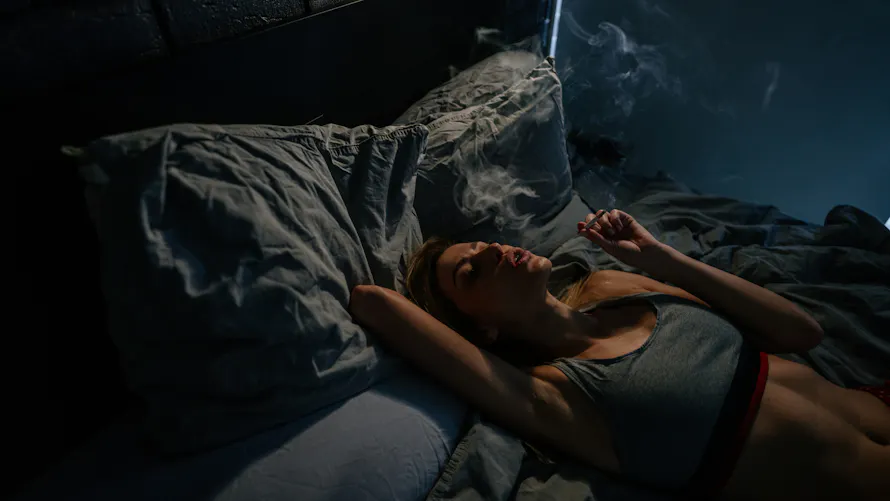 Fumer avant de dormir, pourquoi c'est un pige pour le sommeil | Sant Magazine Fumer avant de dormir, pourquoi c'est un pige pour le sommeil | Sant Magazine