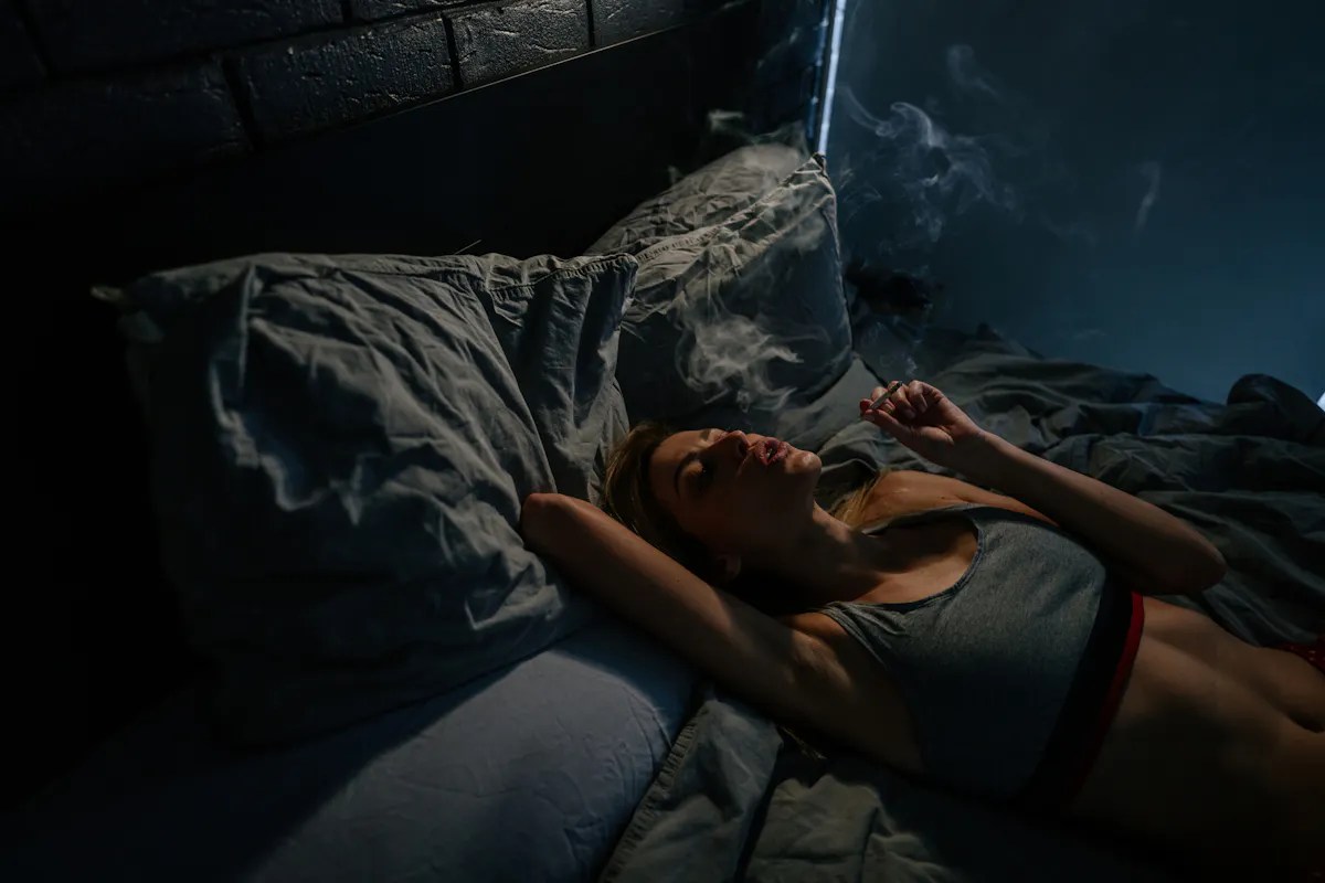 Fumer avant de dormir, pourquoi c'est un pige pour le sommeil | Sant Magazine Fumer avant de dormir, pourquoi c'est un pige pour le sommeil | Sant Magazine