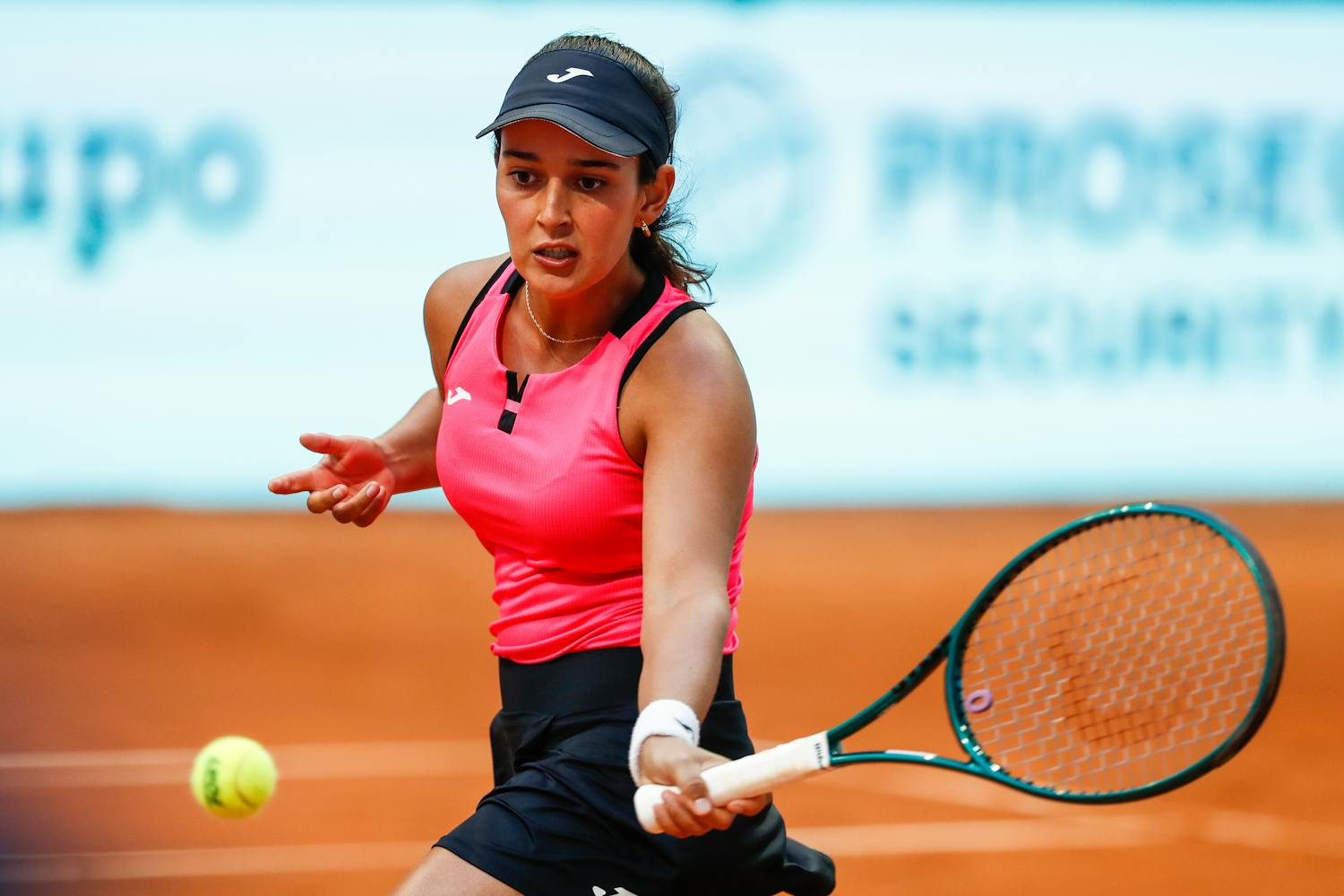 « Je ne regrette pas du tout et ça ne me gêne pas », la joueuse de tennis Océane Dodin se confie sur son augmentation mammaire.