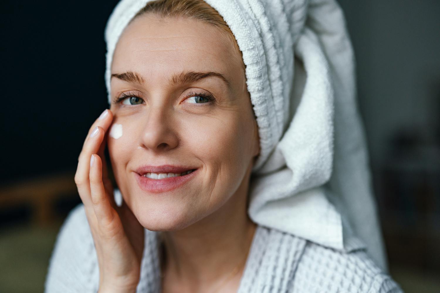 8 conseils pour bien appliquer sa crème anti-âge