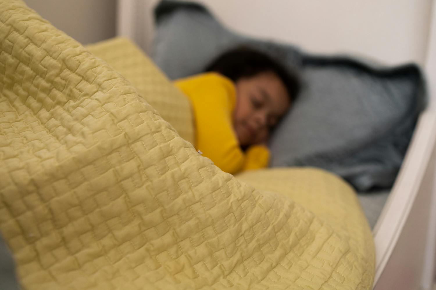 Couverture lestée : efficace pour mieux dormir… ou surcotée ?