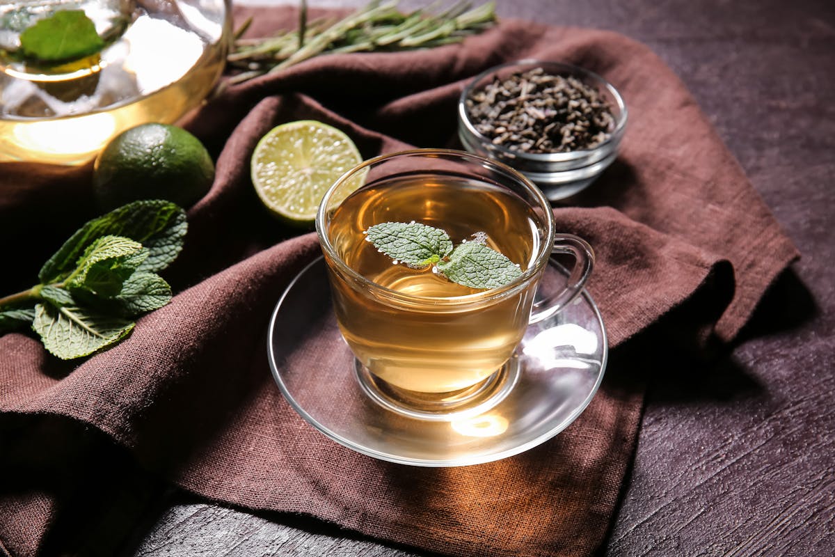 Thé, café : comment deux des boissons les plus populaires au monde impactent notre santé osseuse ?