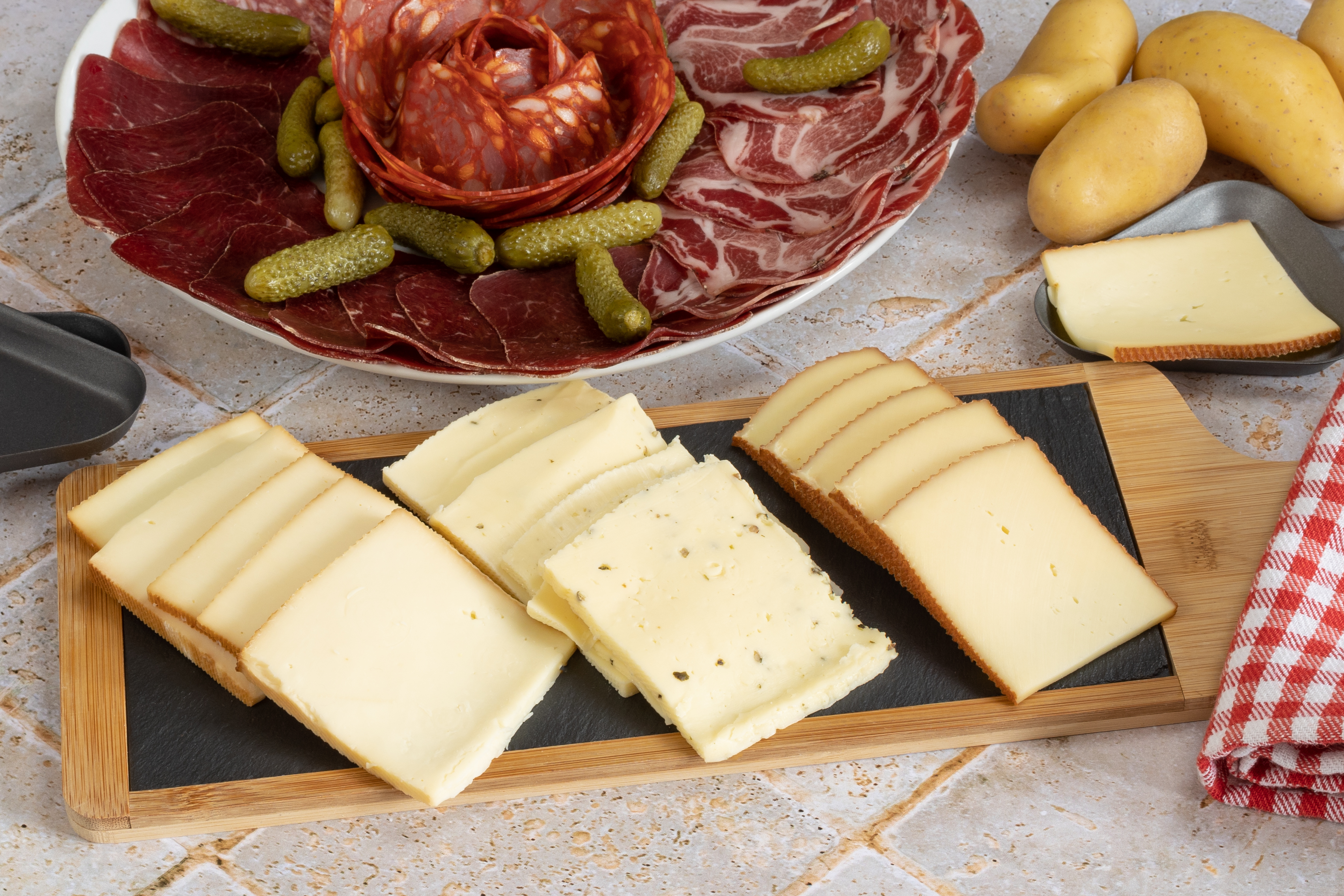 Comment bien choisir son fromage à raclette ? Les conseils d'un fromager