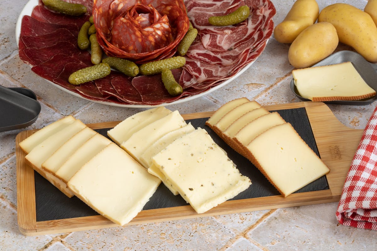 Comment bien choisir son fromage à raclette ? Les conseils d'un fromager