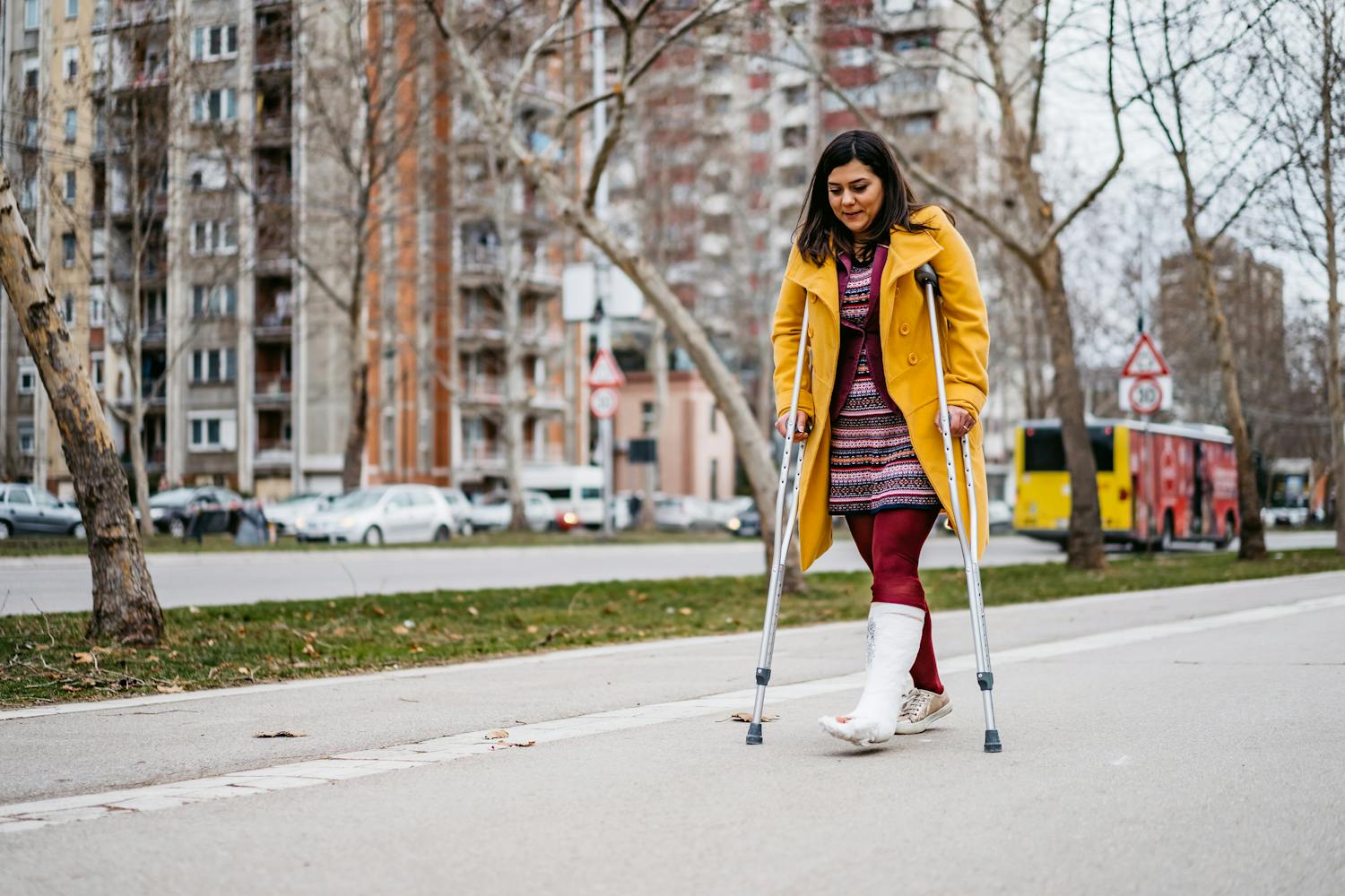 Comment marcher avec des béquilles ? Les bons gestes à adopter