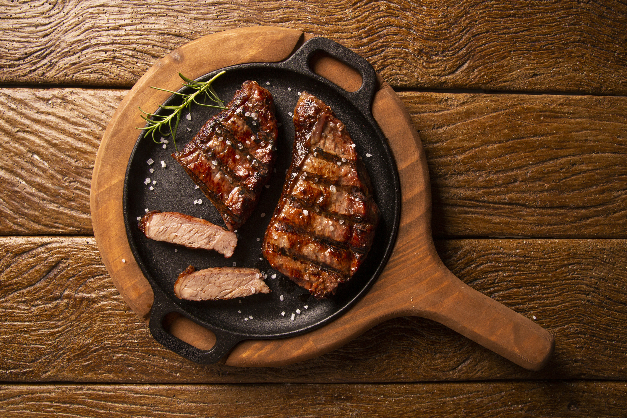 Régime Lion : peut-on vivre en ne mangeant que de la viande ?