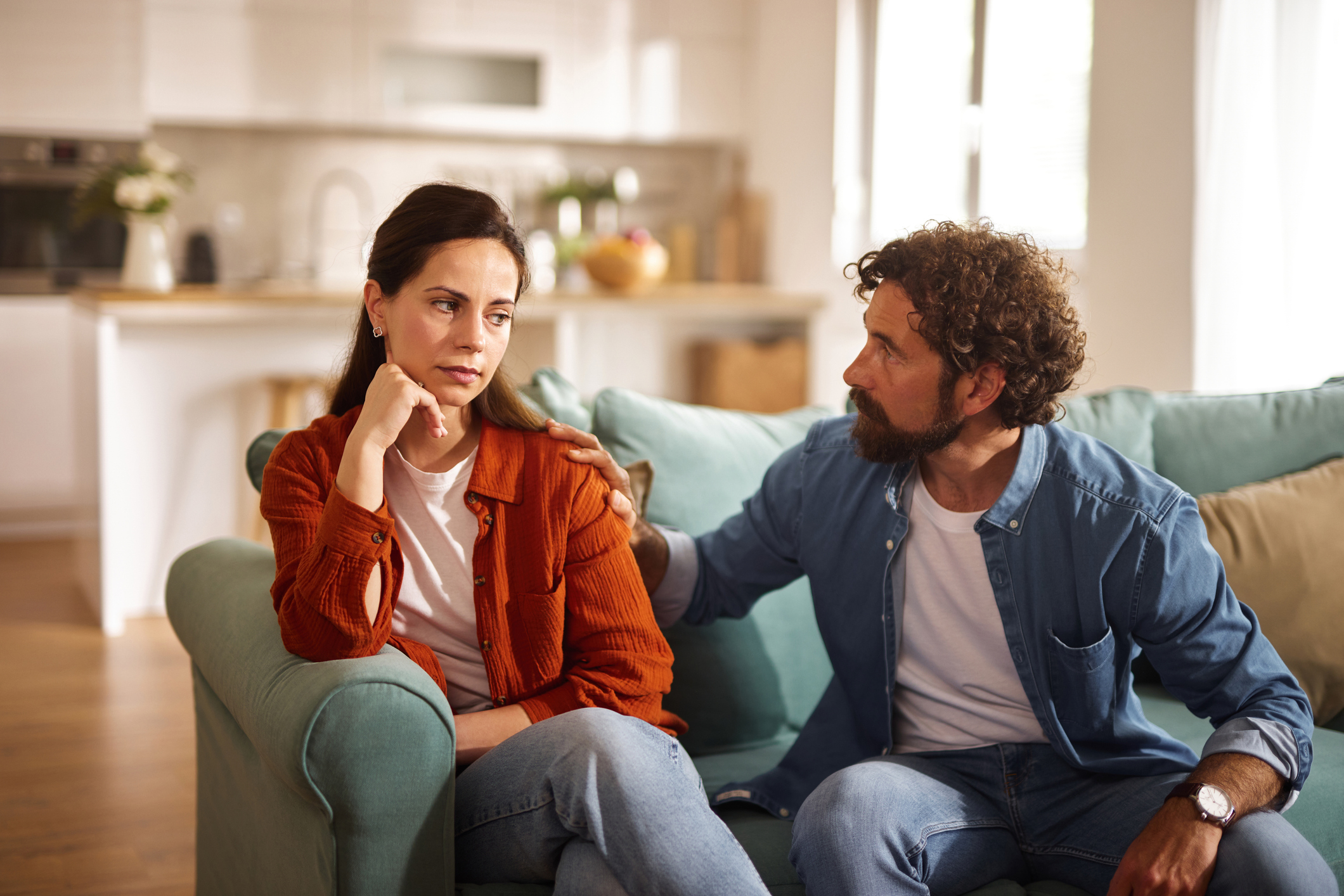 Je me sens étouffée par mon mari : que faire ?