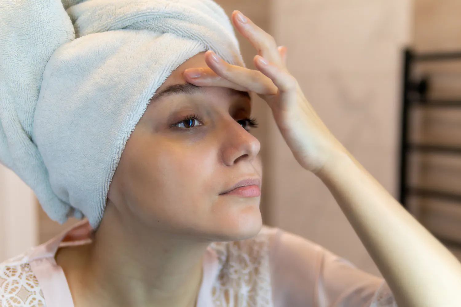 Pourquoi mes sourcils tombent ? Les causes les plus fréquentes